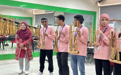 Mahasiswa Program BRaVe dari Timor Leste, Filipina, dan Thailand Kenali Budaya Indonesia Melalui Angklung di Lab Seni FKIP UNUSA