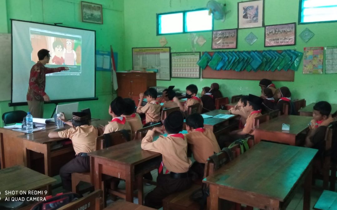 Dongeng di Kelas Bahasa Inggris: Cara Seru PBI UNUSA Menumbuhkan Semangat Belajar Siswa