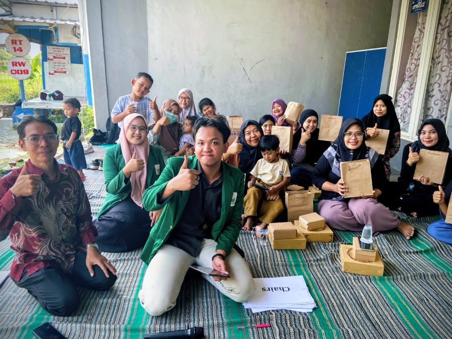 Ibu Rumah Tangga sebagai Guru Bagi Anak Usia Sekolah di Rumah: Short Course Pengajaran Pedagogi Praktis Bahasa Inggris untuk Ibu-ibu PKK RW 009 Desa Pepelegi, Waru, Sidoarjo